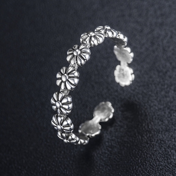 Jewelry - Silver flower stackable ring